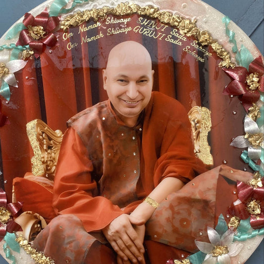 Bade Mandir Guruji Swaroop – Divine Resin Frame