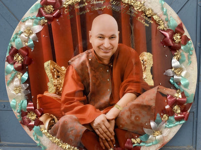 Bade Mandir Guruji Swaroop – Divine Resin Frame - Fankaarlok