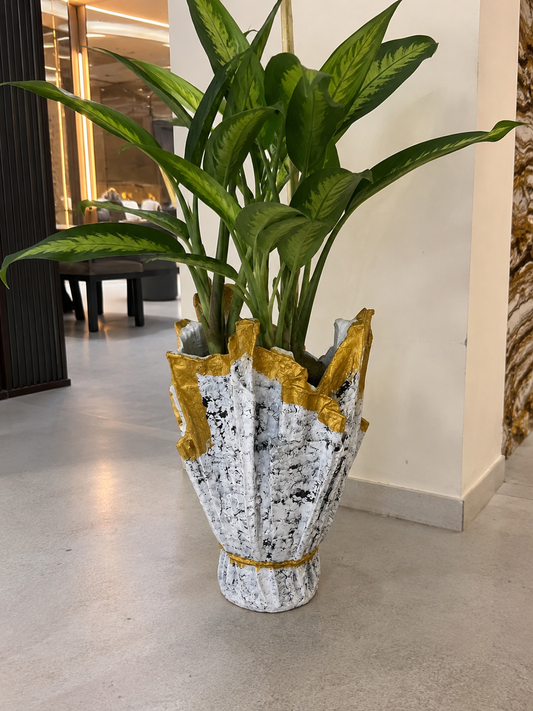 Ivory Blaze – Sculpted Resin Planter with Gold Accents | Fankaarlok