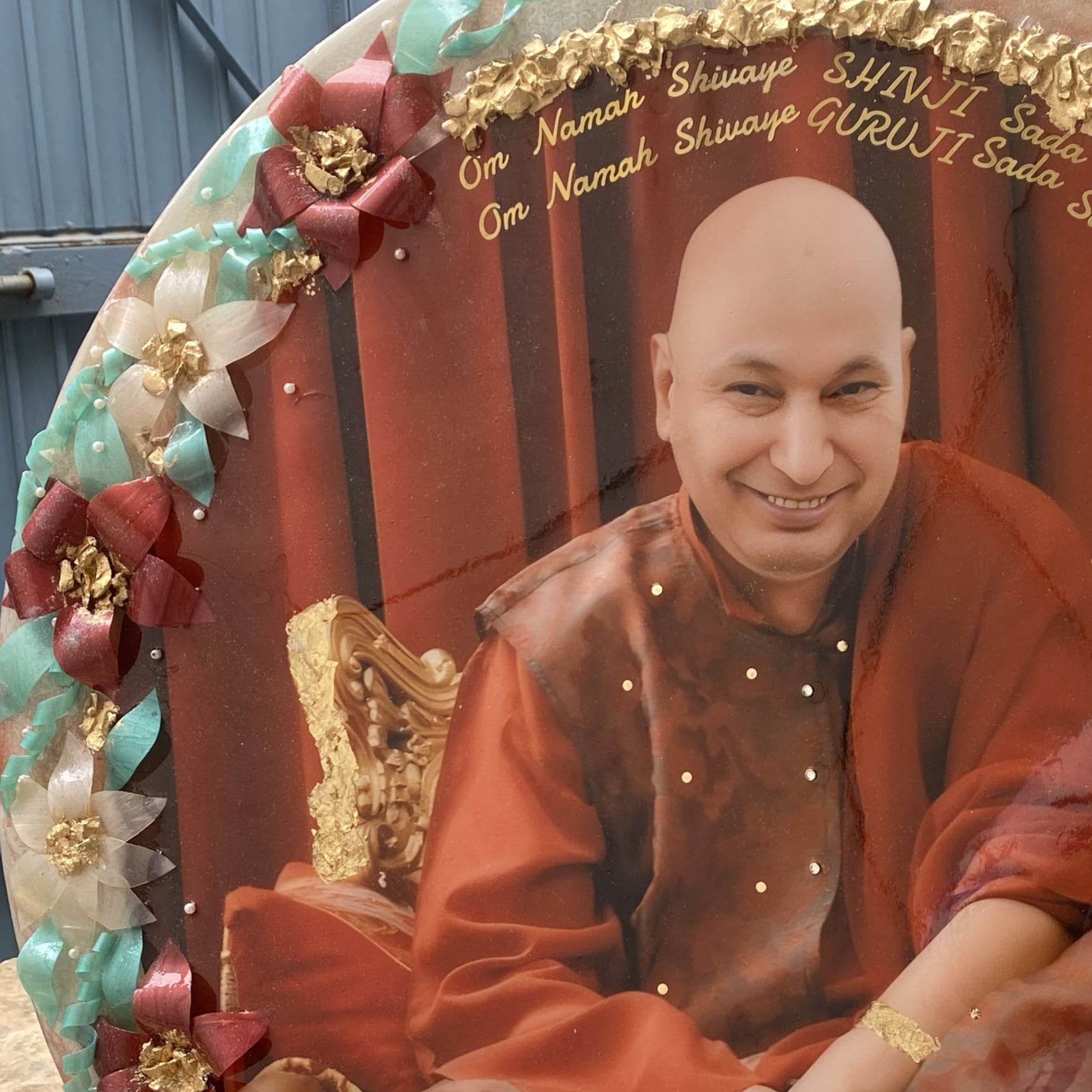 Bade Mandir Guruji Swaroop – Divine Resin Frame - Fankaarlok