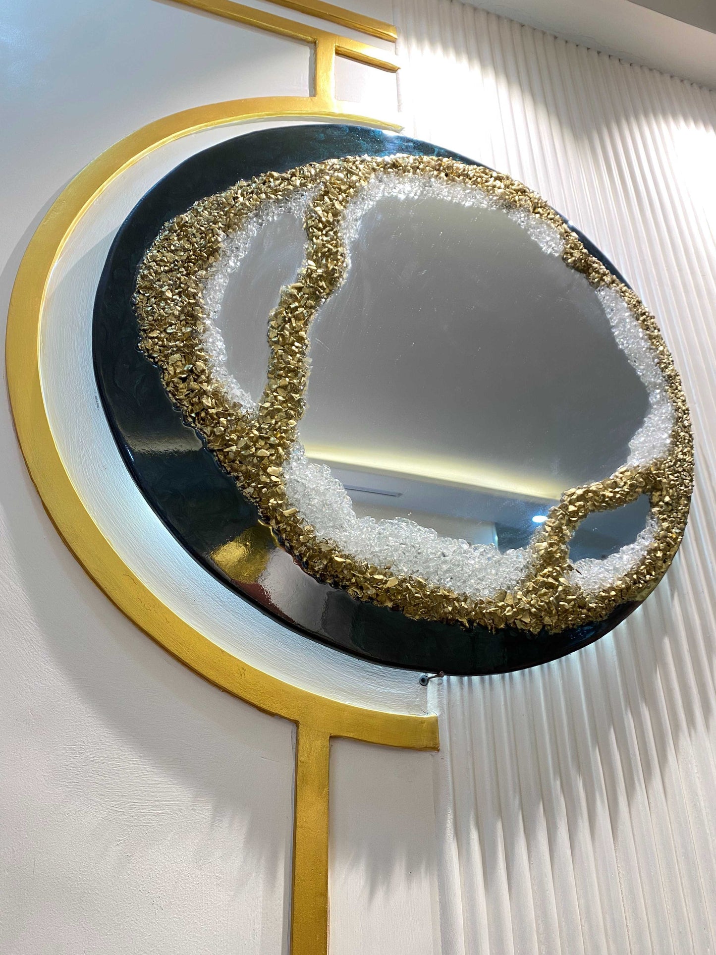 Crystal Aurora Round – Resin Unique Mirror for Living Room | Fankaarlok