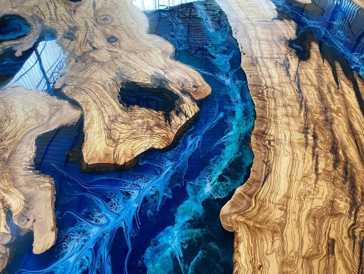 Azure Drift – Round Resin Wood Center Table | Fankaarlok