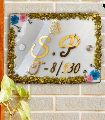 Introducing Fankaarlok's "Golden Grace" Modern Home Nameplate, a beautifully crafted piece that combines modern elegance with a personal touch. This nameplate features a clean, mirrored finish, adorned with golden letters, vibrant floral accents, and a lush gold-leaf border. Perfect for modern homes seeking a blend of style and sophistication on their doorstep. Customize your entryway with this exquisite sign that reflects your unique style and address.